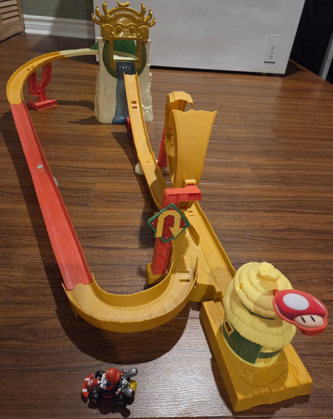 Hot Wheels Mario Kart Bowser's Castle Chaos - photo 2