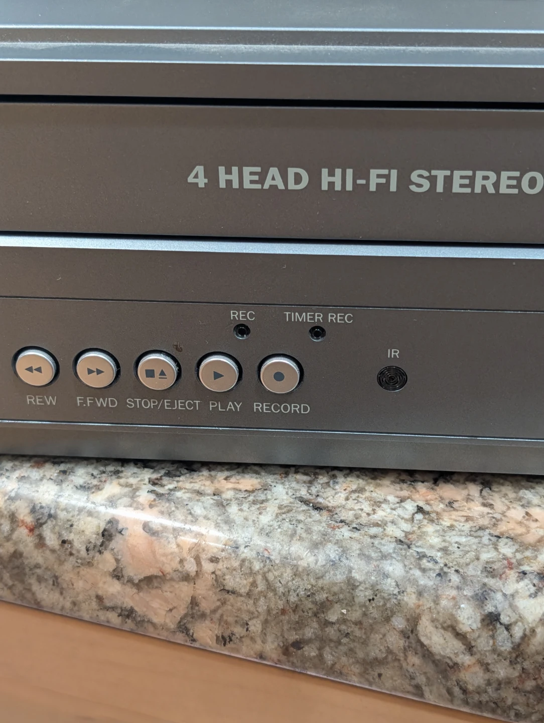 Magnavox DV225MG DVD Player and VCR Combo - photo 3