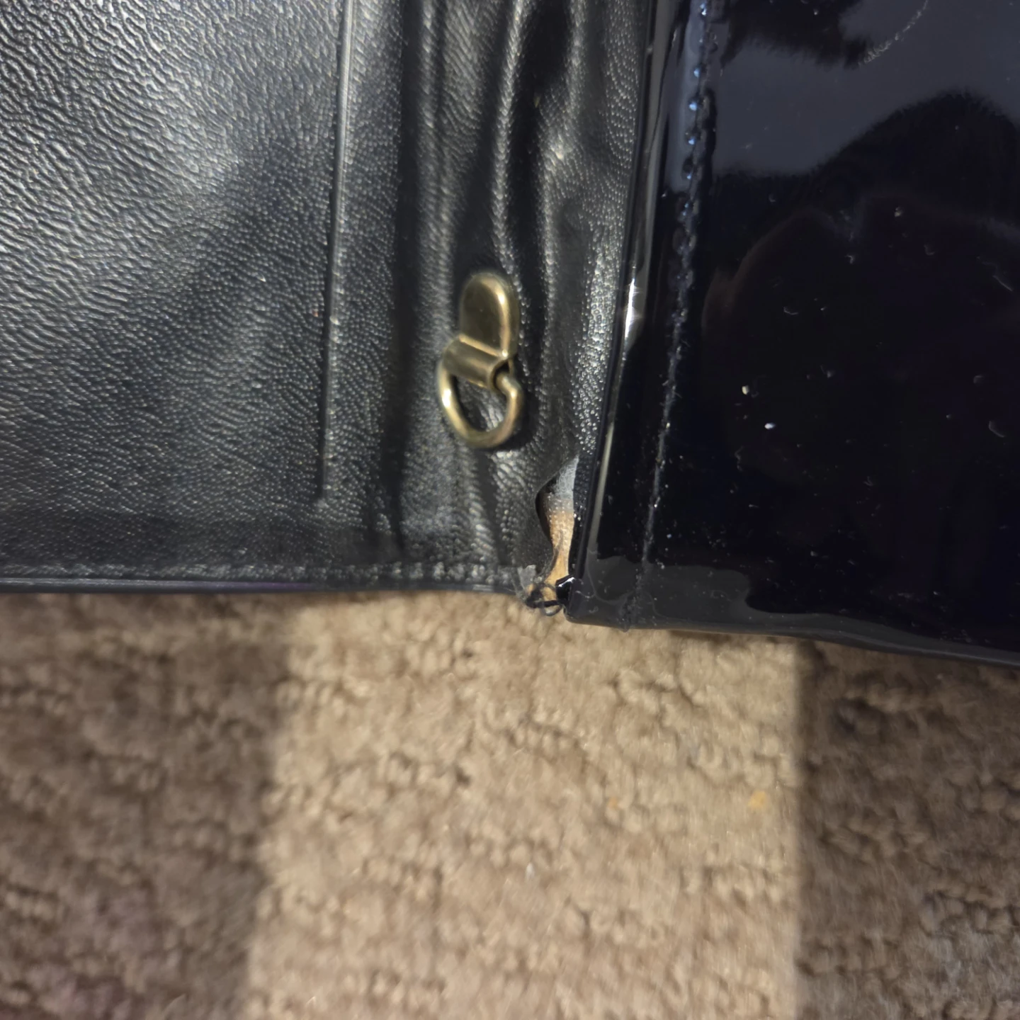 Black patent leather clutch bag - photo 4