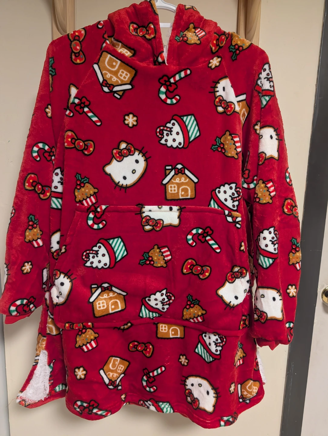 NEW Hello Kitty Holiday Hooded Blanket Hoodie Kids Size M/L - photo 2