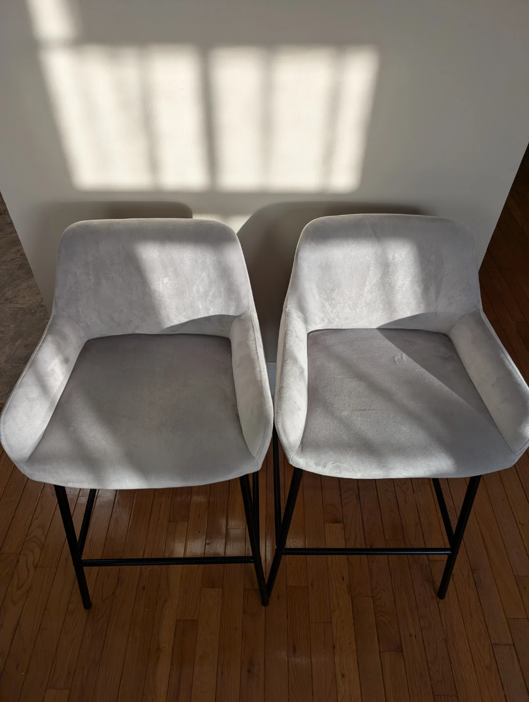 Pair of Grey Velvet Counter Stools, Hoft Home Sede