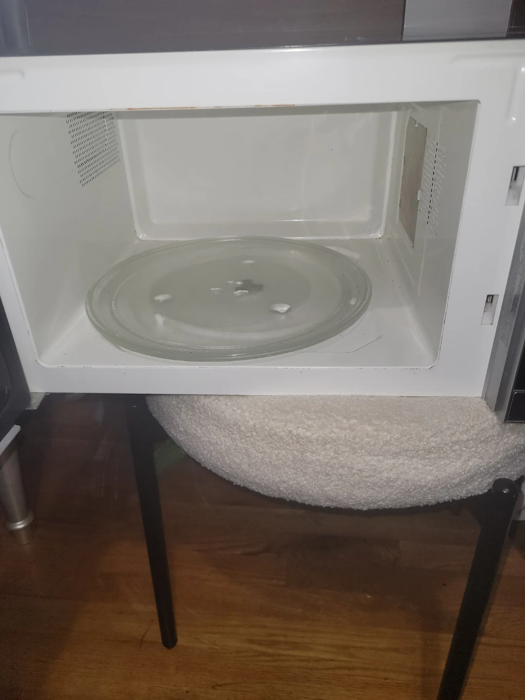 Emerson Microwave Oven - photo 3
