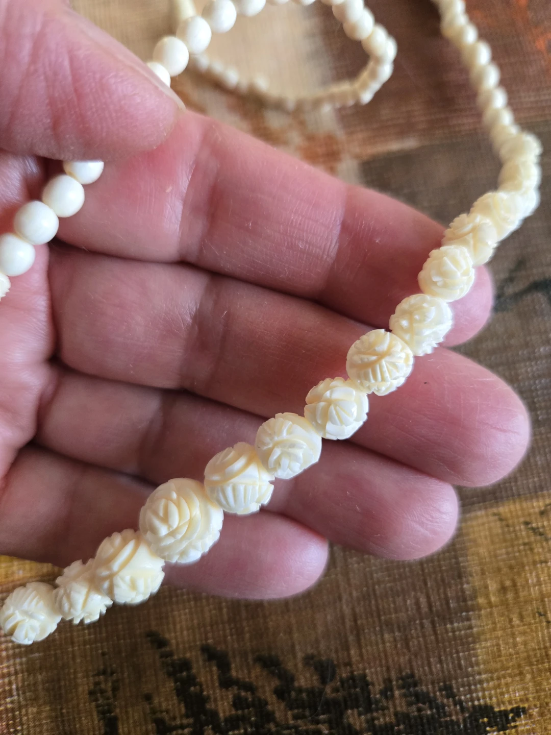 Vintage Cream carved rose bead necklace 16" - photo 2