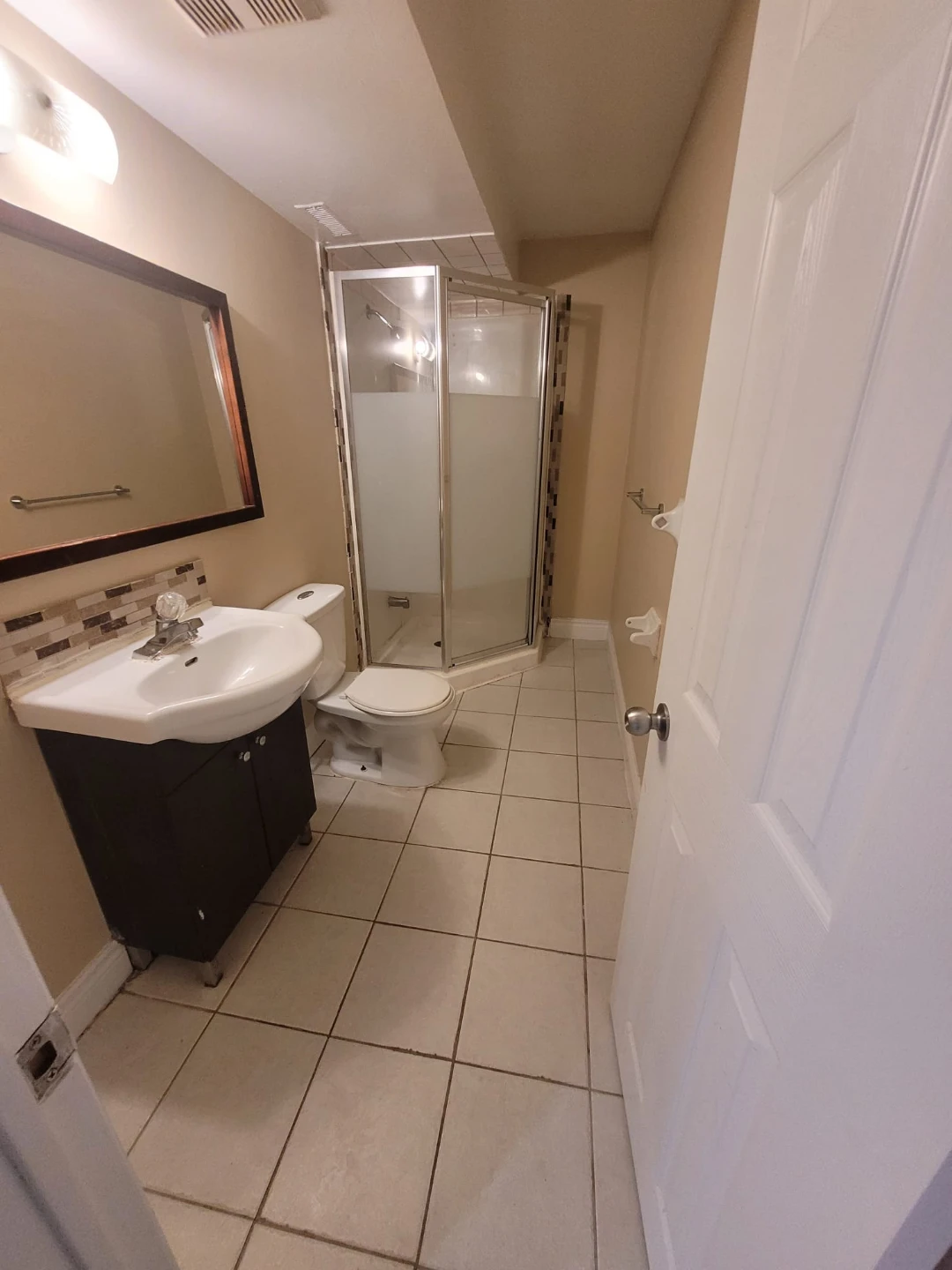 2BHK Basement with 2 Parking for Rent - photo 4