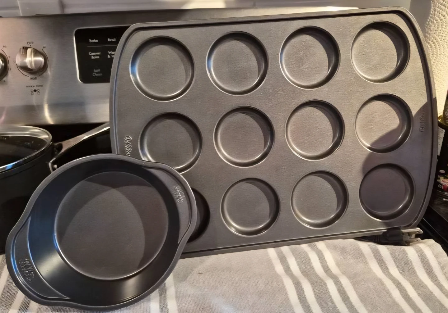 Wilton Everyday 6-piece non stick bakeware lot (2 new & 4 used) - photo 3