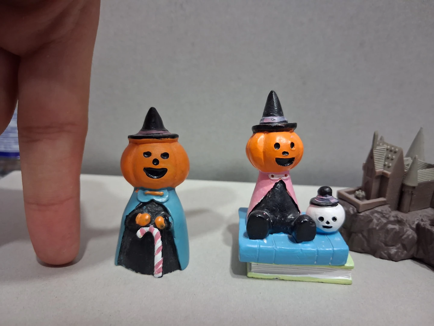 Moving ✨️ Assorted Miniature Collectible Figures - photo 3