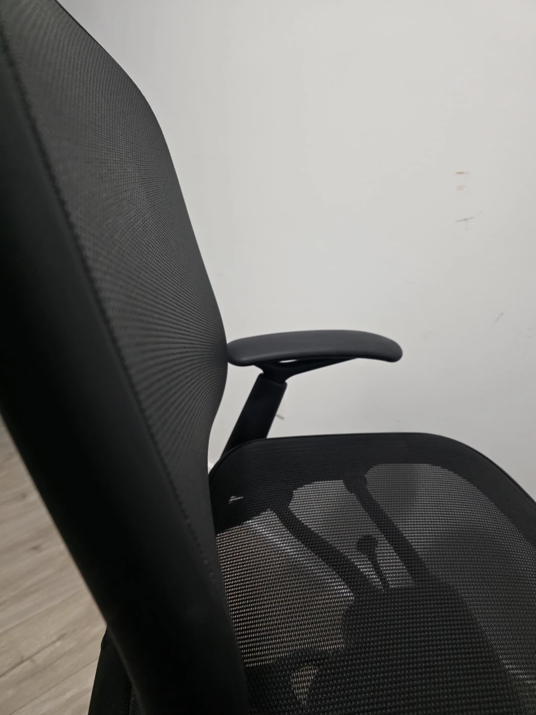 Black Mesh Office Chair - photo 2