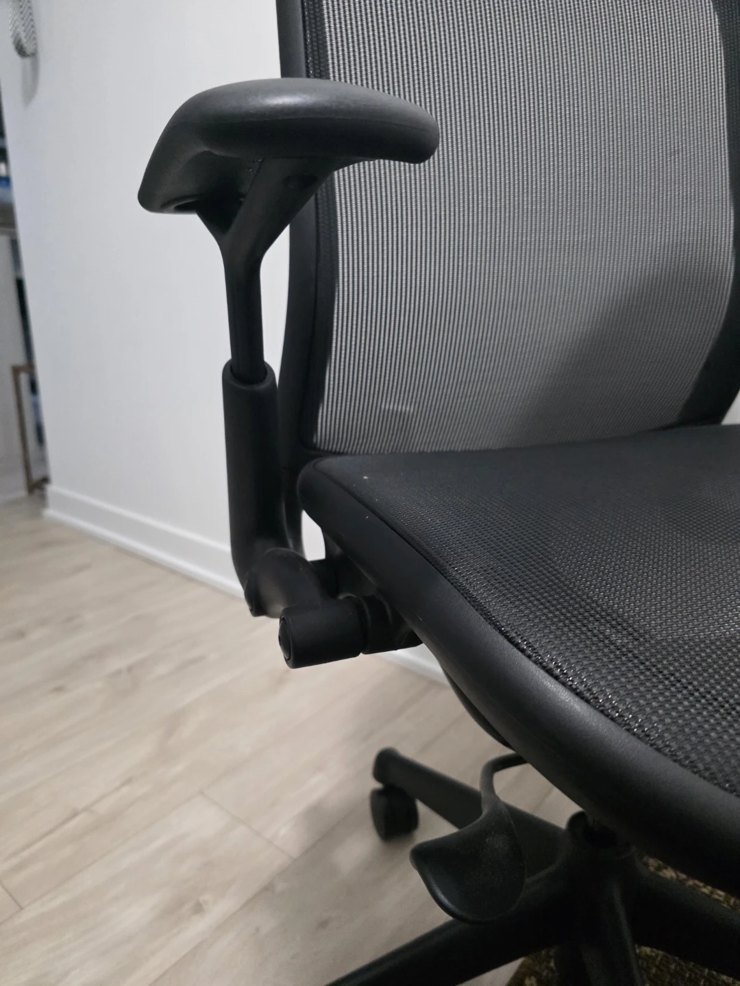 Black Mesh Office Chair - photo 4