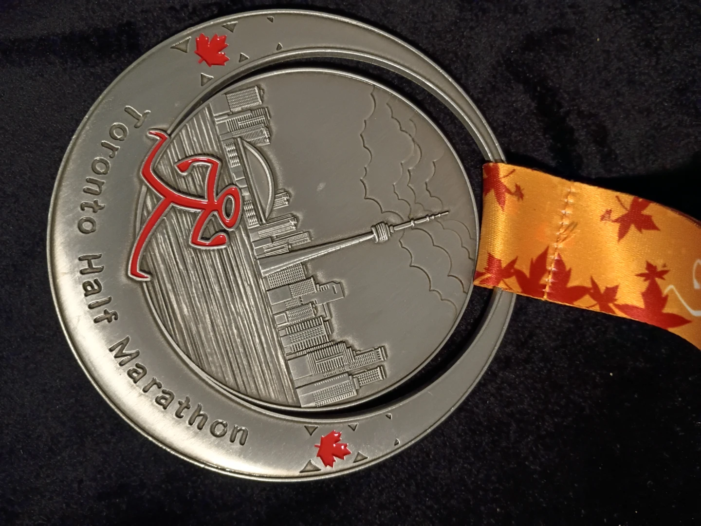 Toronto Half Marathon Finisher Medal 2023 - photo 2