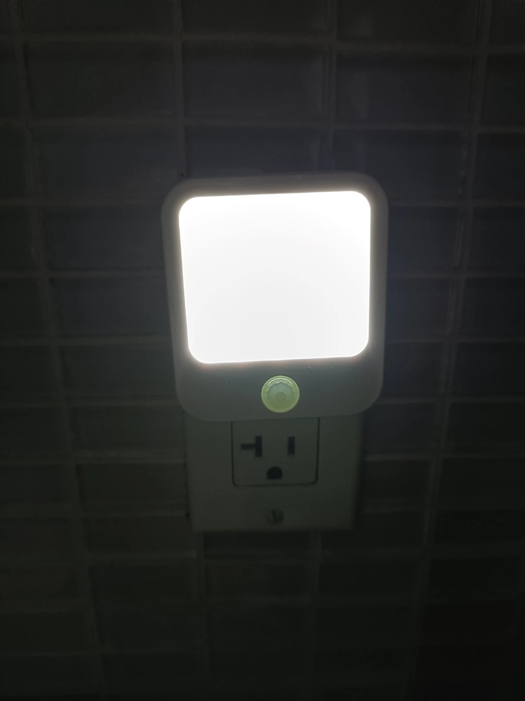 Plug-in LED Motion Sensor Night Light