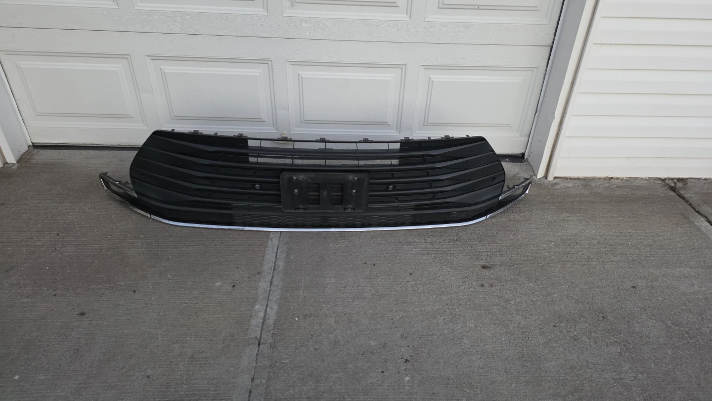 Toyota sieena  XLE 2024 FRONT Bumper Grille very good condition.