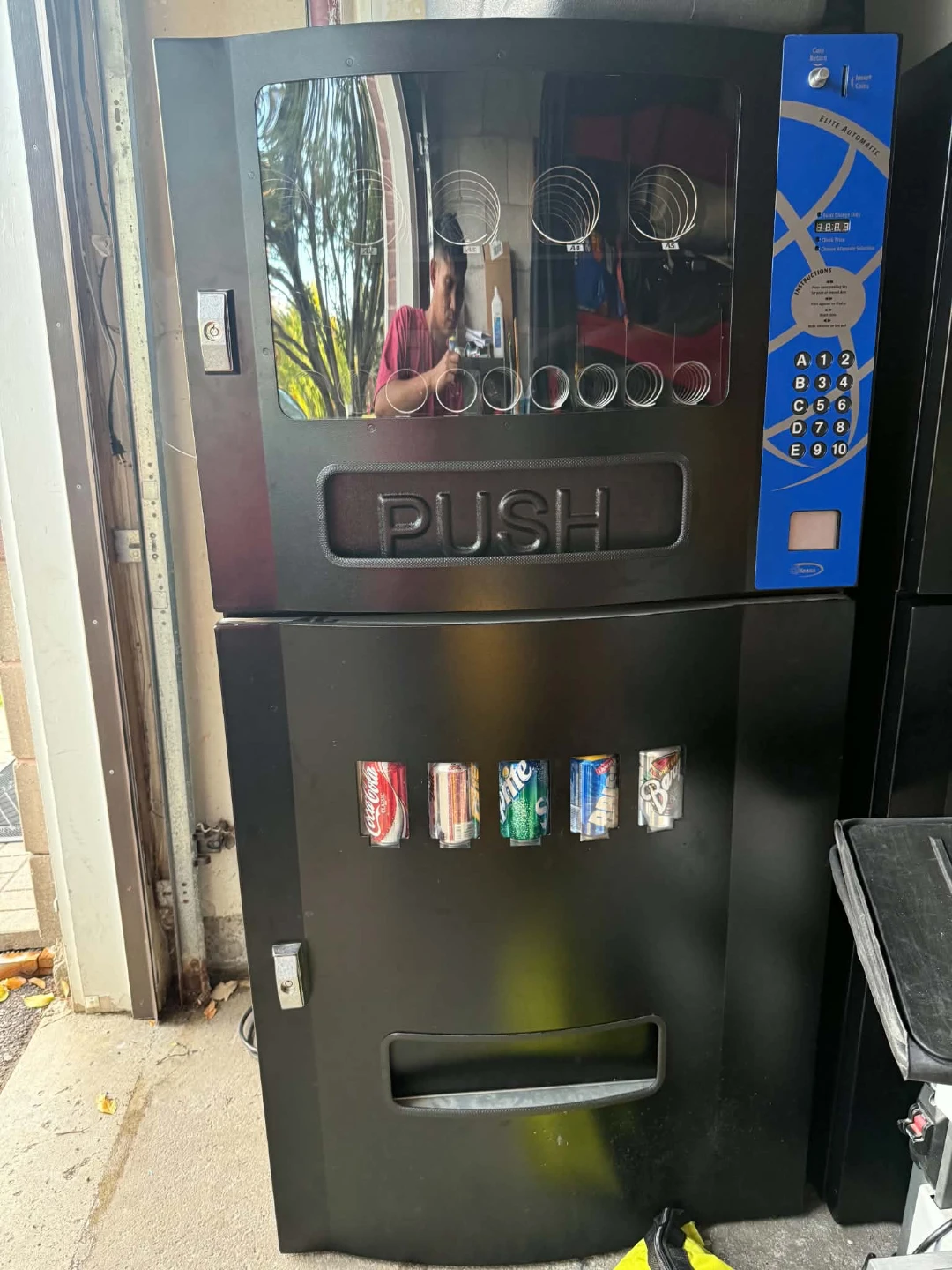 Seaga 2500 vending machine