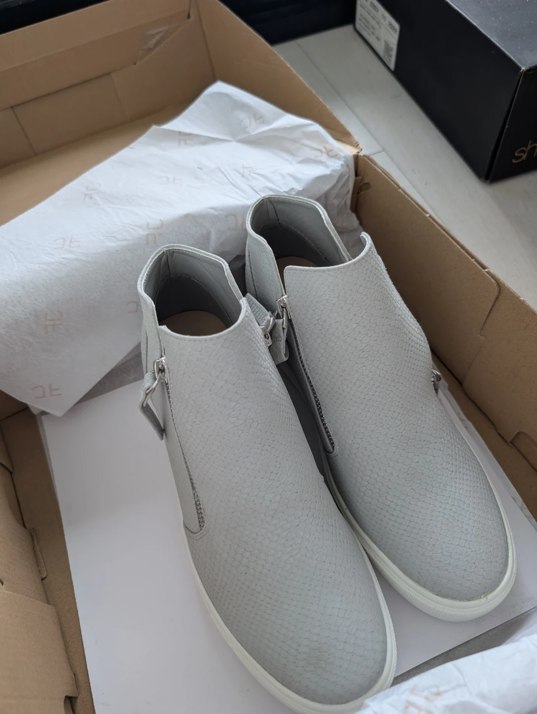 Move out sale: Just Fab Light Grey Ankle Sneakers - photo 2