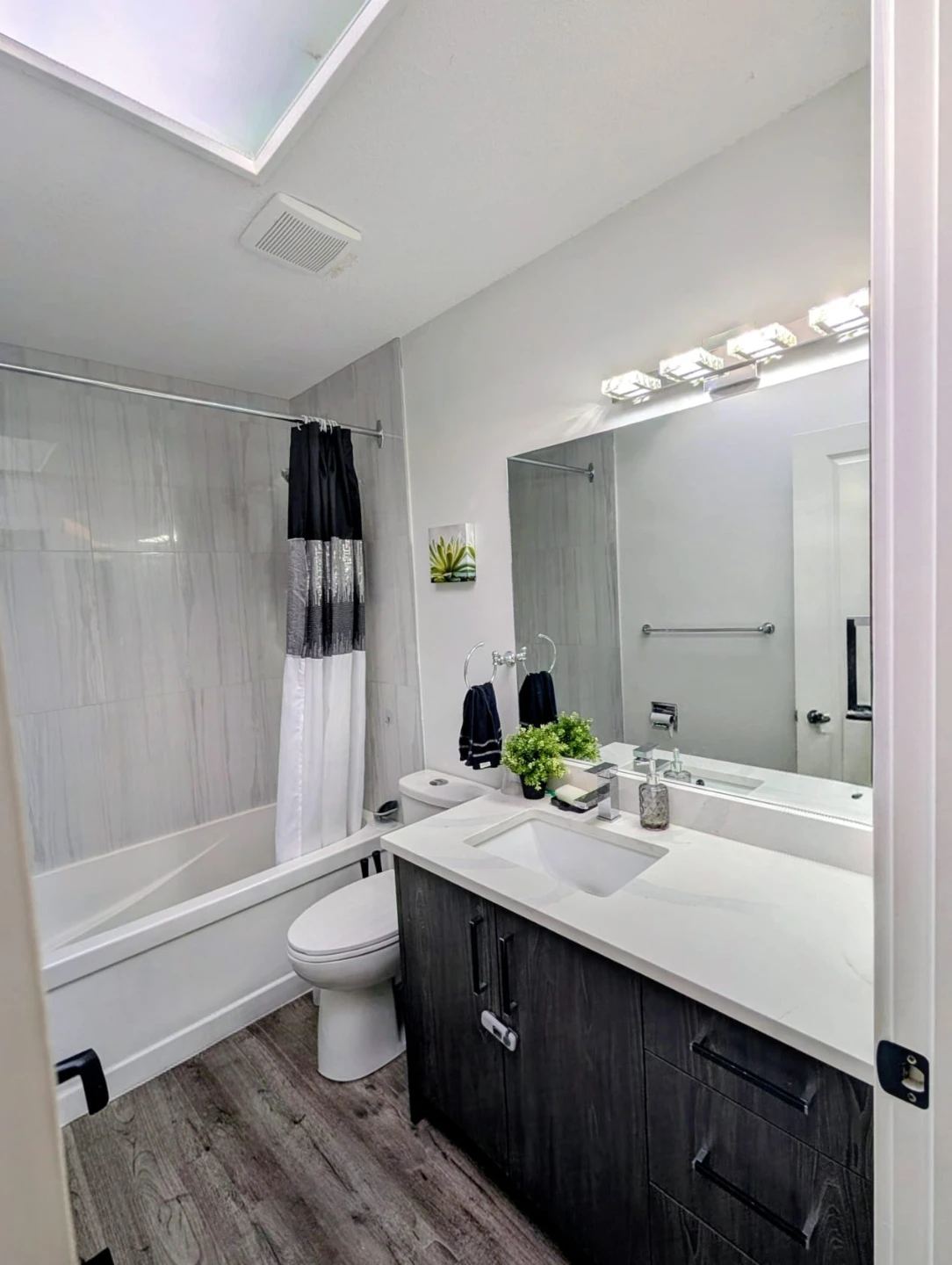 STUNNING & SPACIOUS 3-BED, 1.5-BATH MAIN/UPPER FLOOR RENTAL ! 🔥 - photo 4