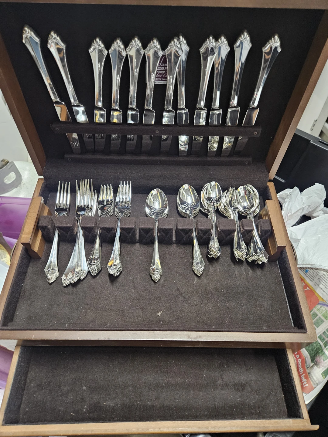 Oneida Silverware Flatware Set in Wooden Chest