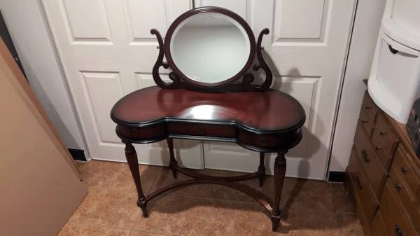 Bombay Co. Vanity Table w/ Mirror