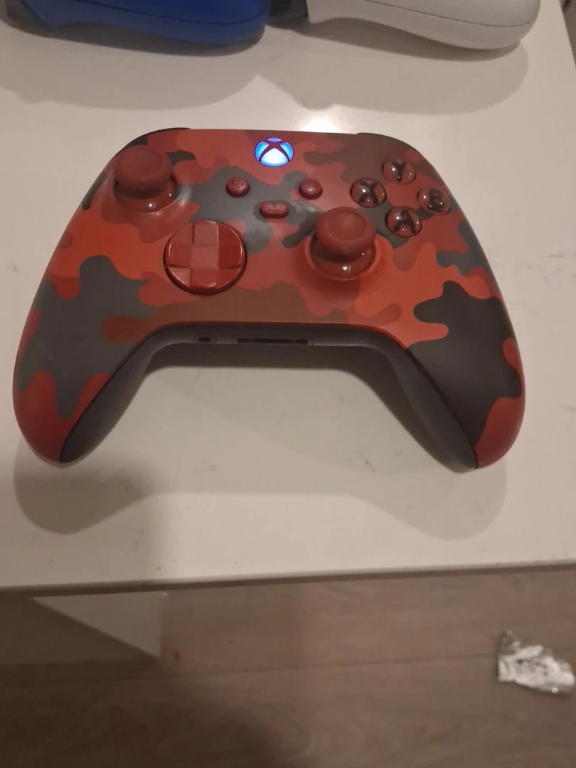Selection of Xbox Wireless Controllers - photo 2