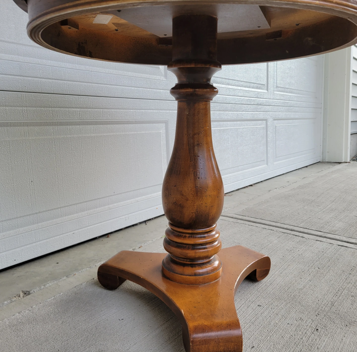 Beautiful Vintage Traditional Wooden Pedestal Accent Table. - photo 2