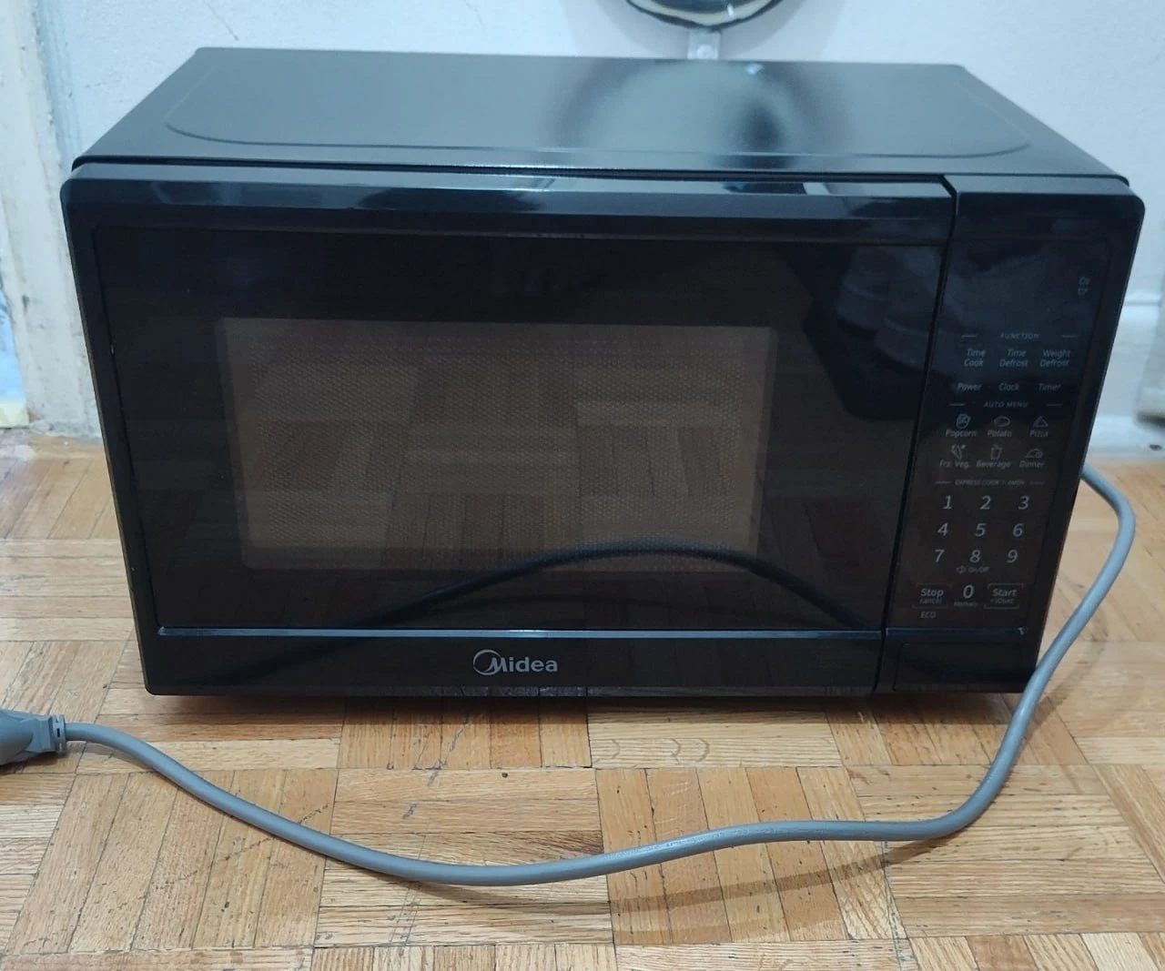 Midea 0.9 Cu. Ft. Countertop Microwave Oven, 900W Compact
