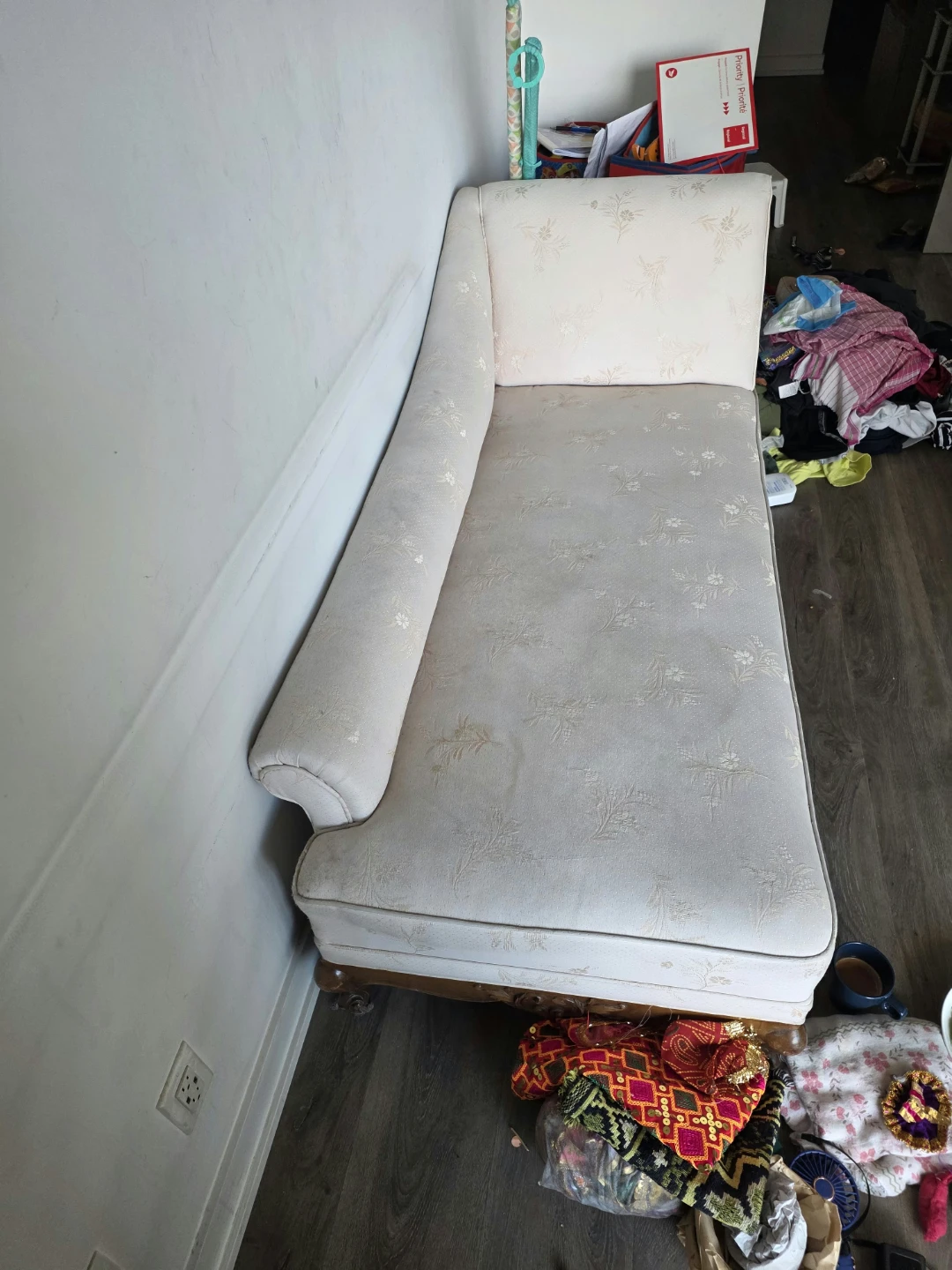 Vintage Style Cream Chaise Lounge
