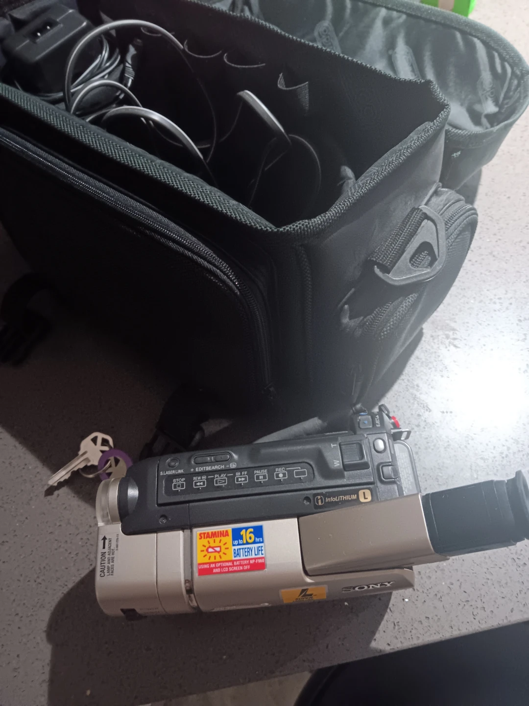 Sony Handycam Vision Video Hi8 XR Camcorder - photo 2