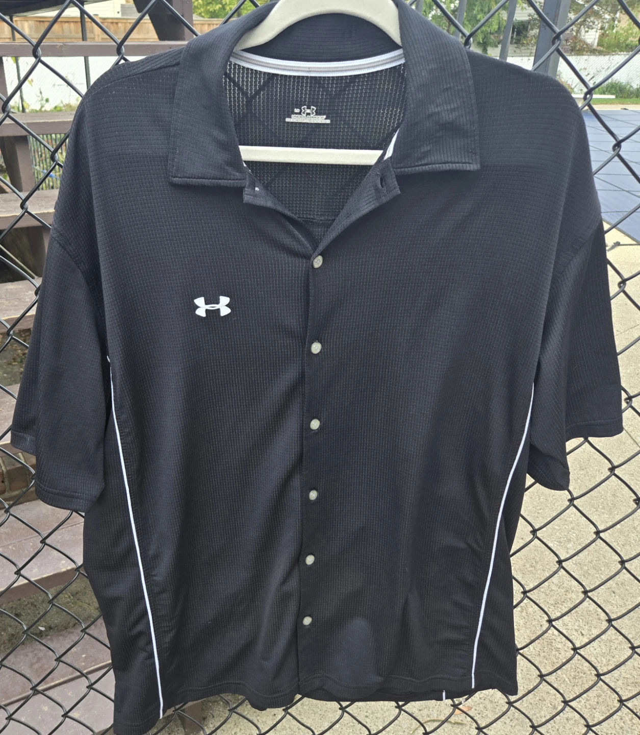 Short sleeve button up collared Men's Under Armour Shirt.Large.
