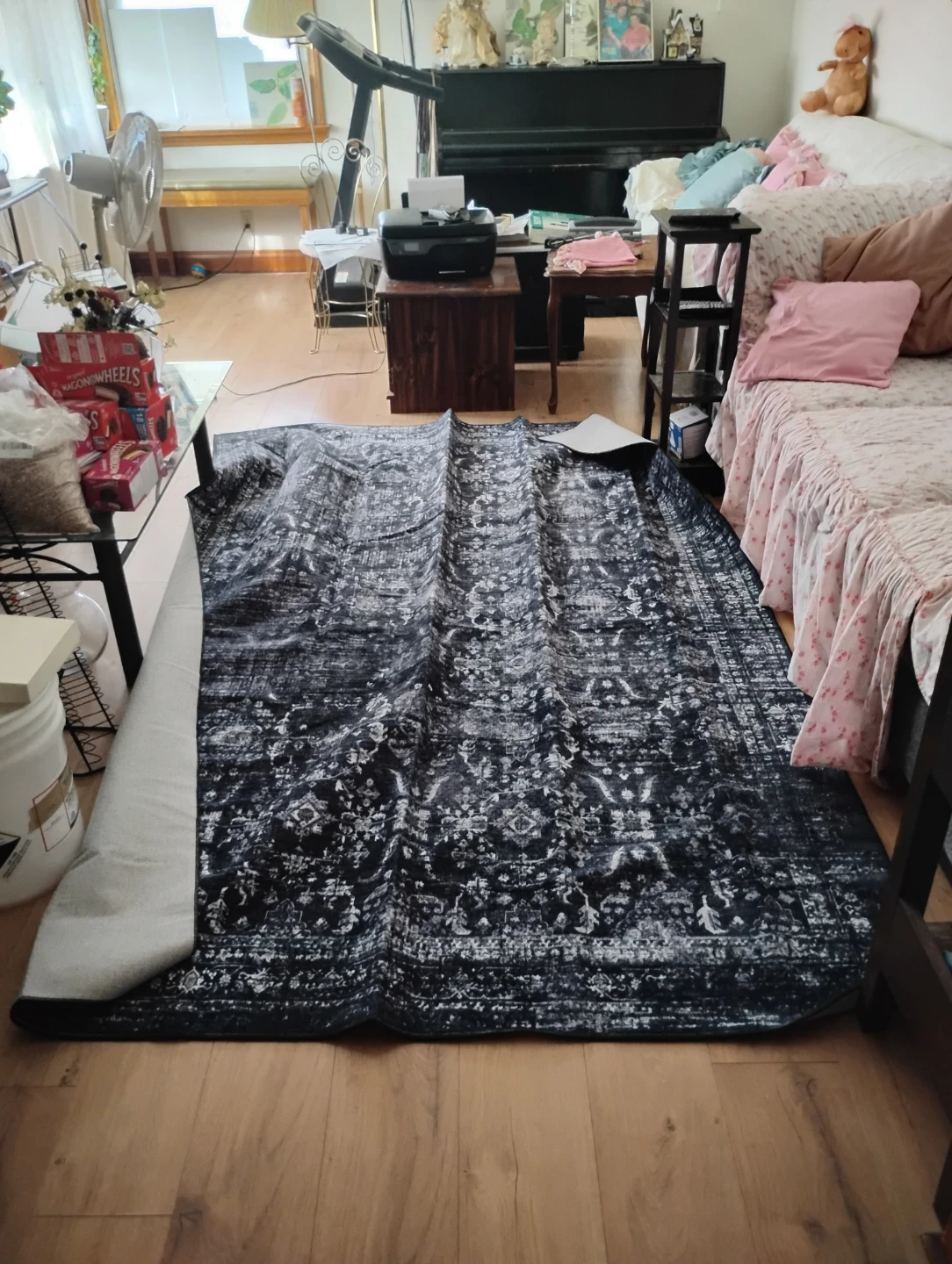 Black and white traditional area rug - photo 5