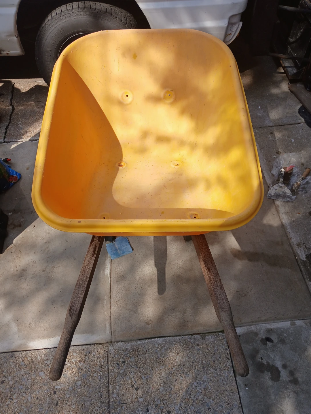 Heavy Duty True Temper Big 8 Wheelbarrow  42 L x 32W x 18D - photo 3