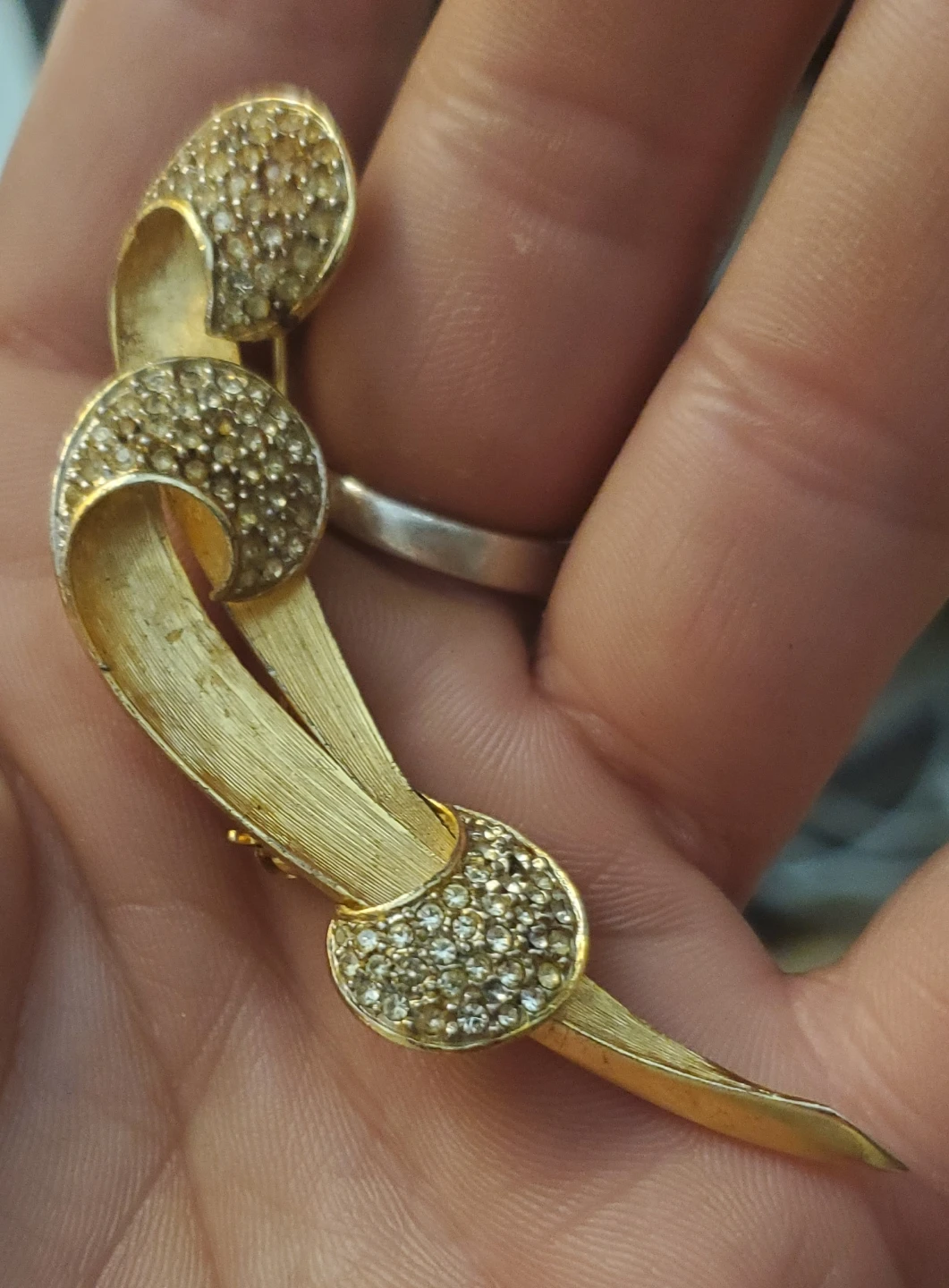 Gold Tone Necklace with Rhinestones