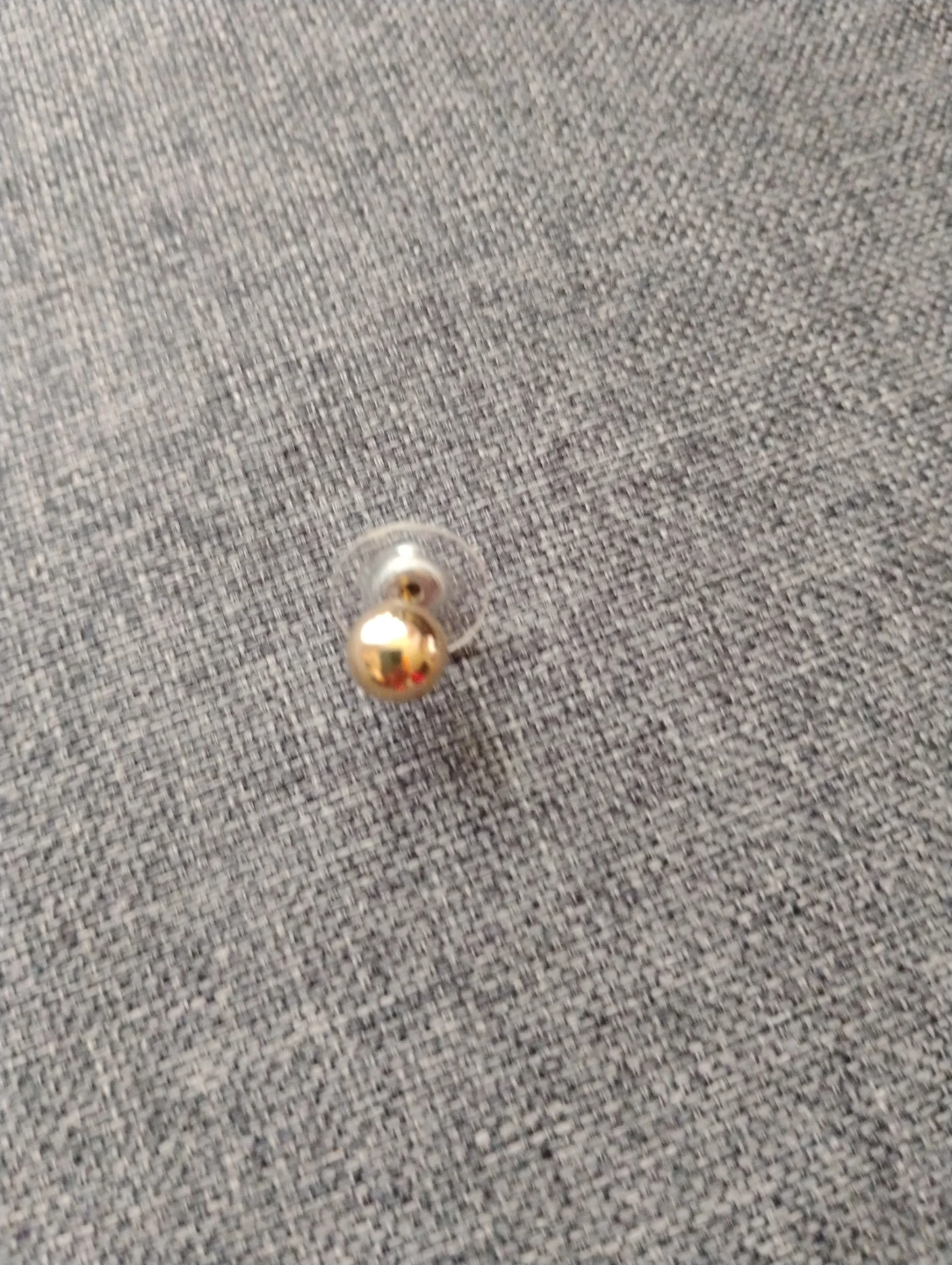 Gold-tone stud earring