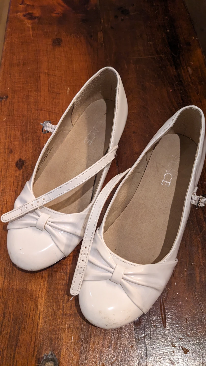 White dress shoes, size 1–2