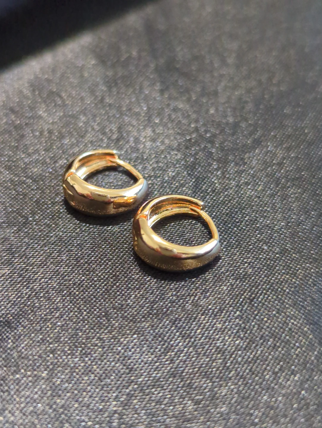 Small Gold Tone Hoop Earrings - photo 4