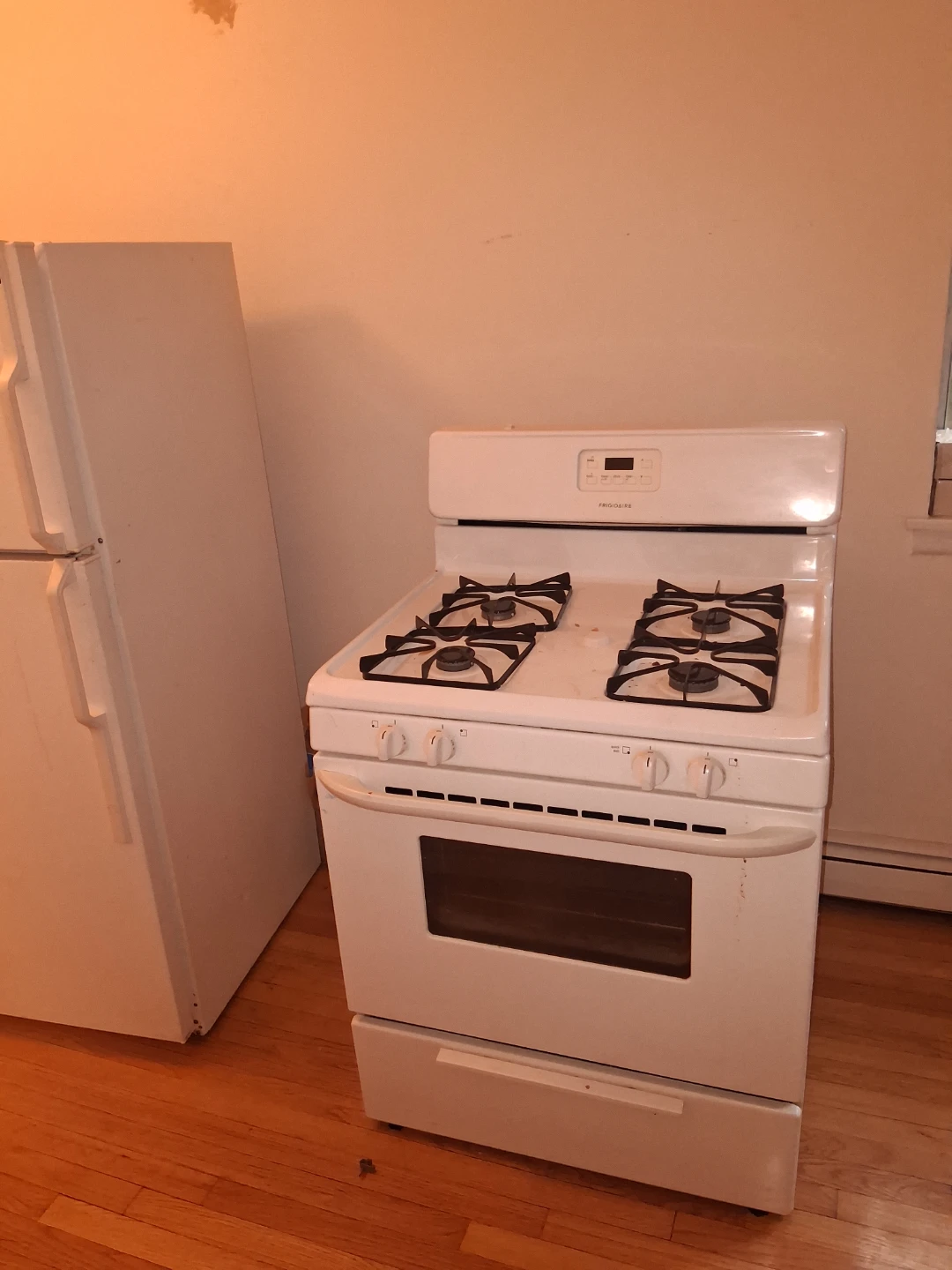 Frigidaire White Gas Range and fridge hot point