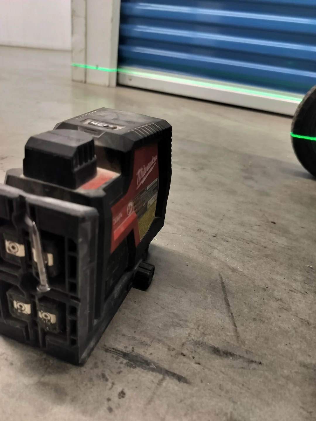 Milwaukee 3521-20 Cross Line Laser - photo 2