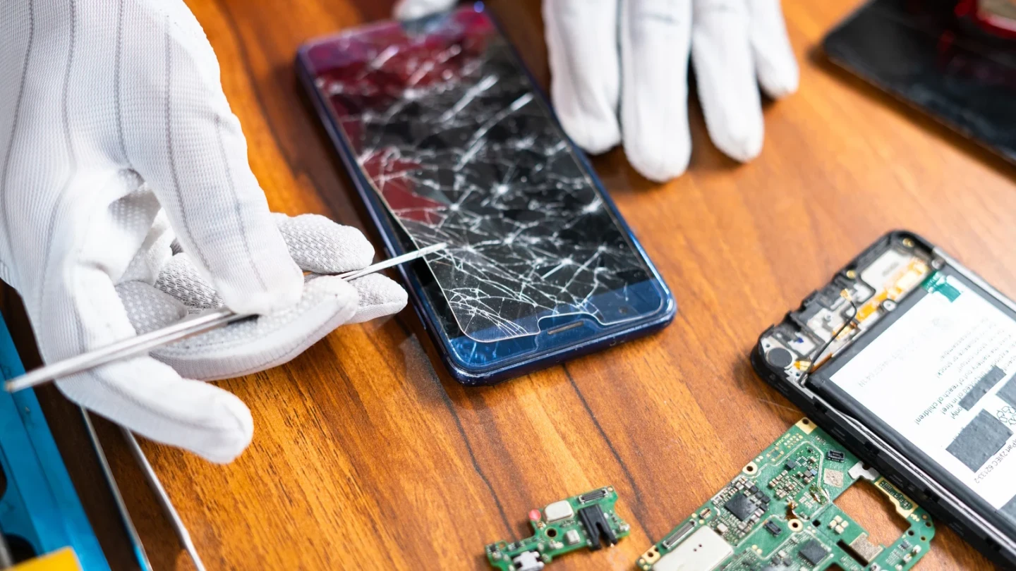 IPHONE BROKEN FRONT OR BACK GLASS? WE CAN HELP!** - photo 4