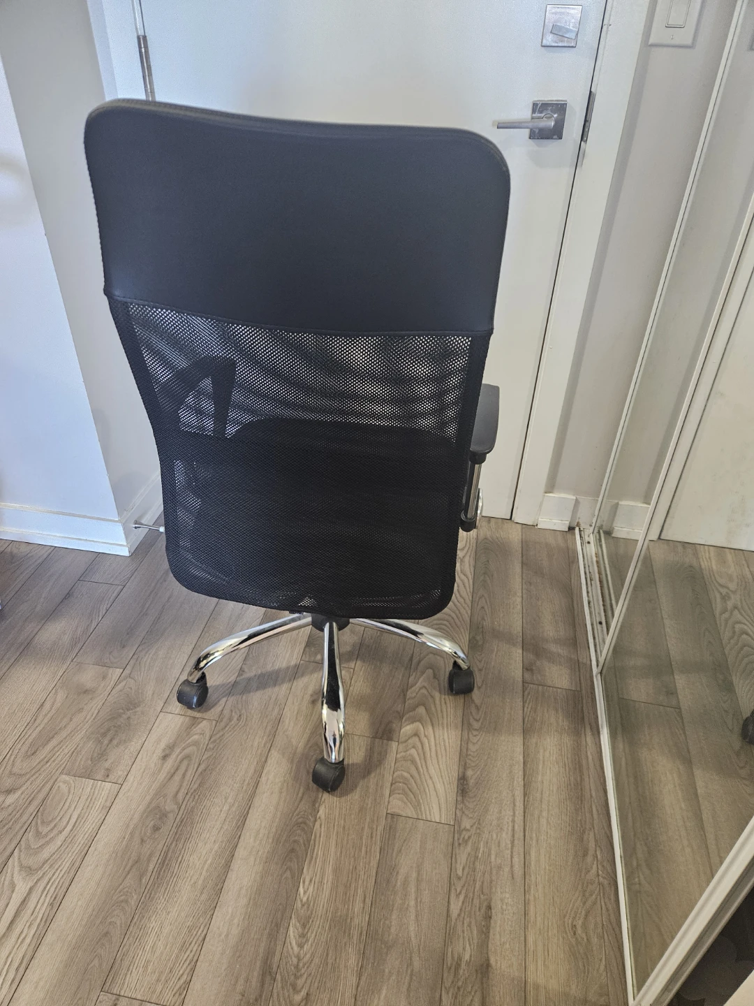 Black Mesh Office Chair - photo 2