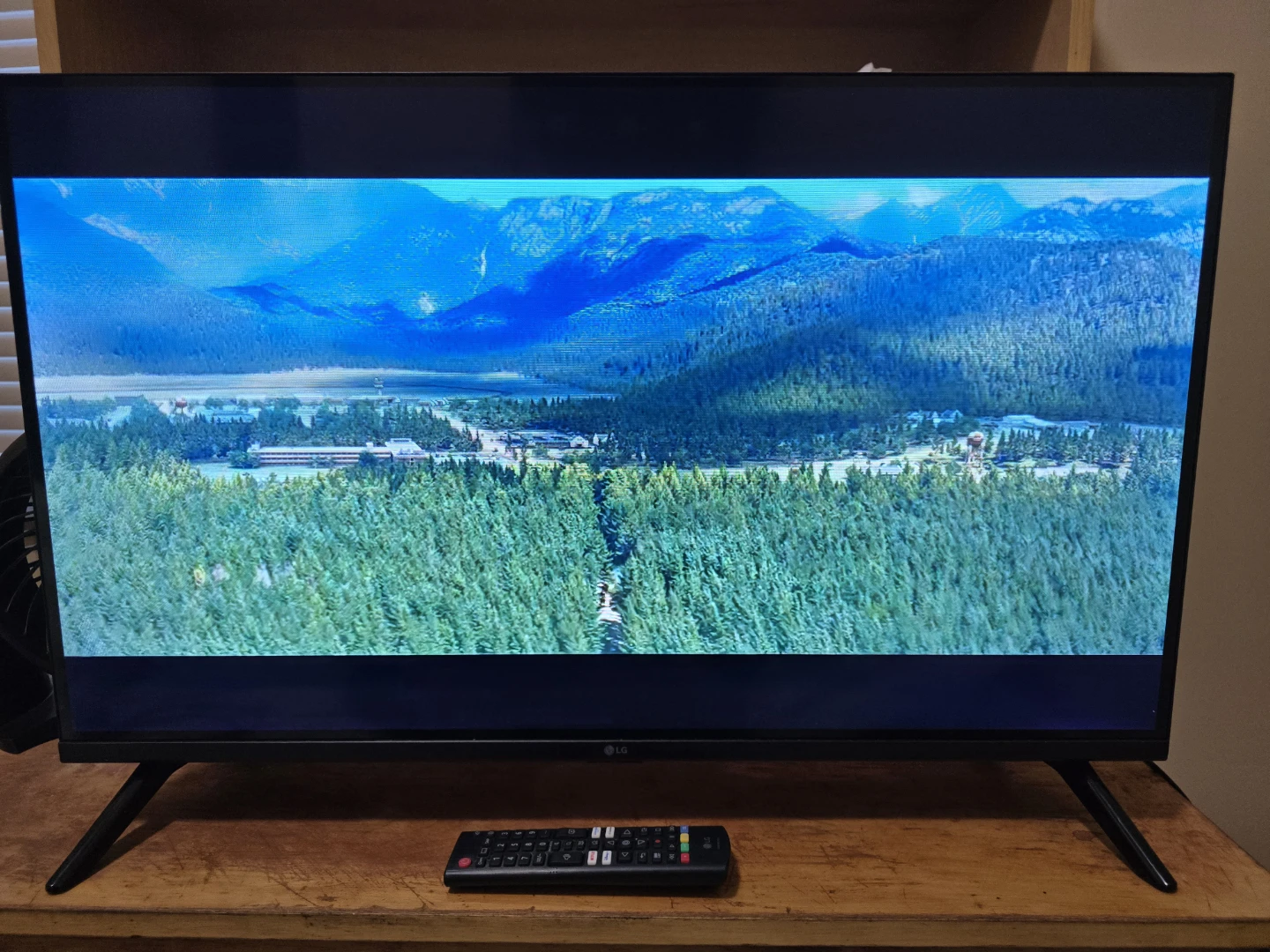 32" LG LR600 TV FOR SALE