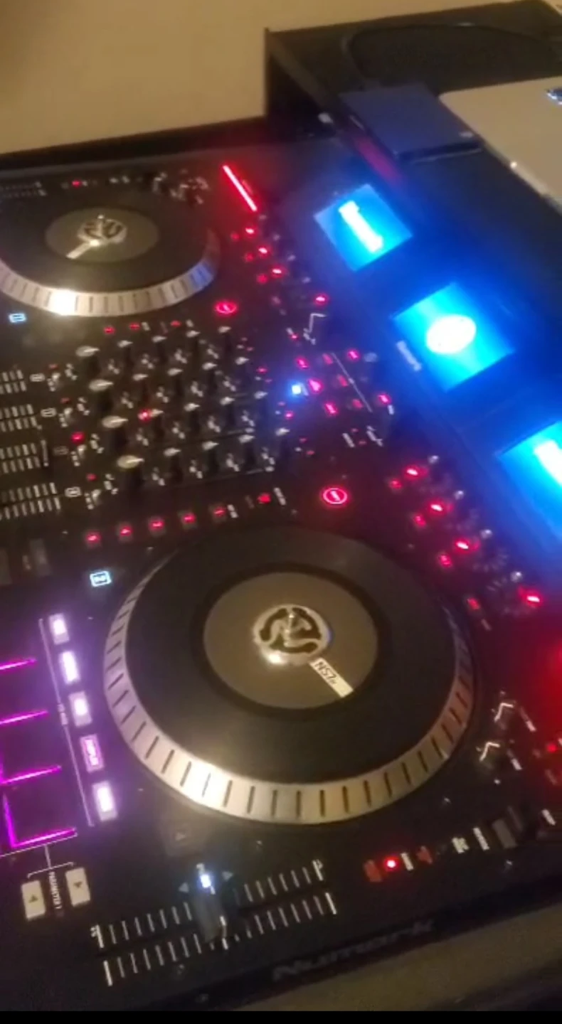 Numark NS7III DJ Controller