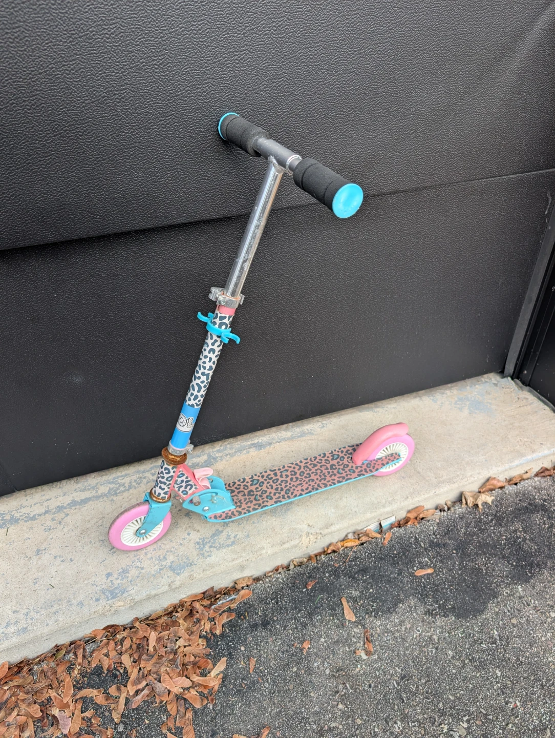 L.O.L. Surprise! Foldable Kids Scooter