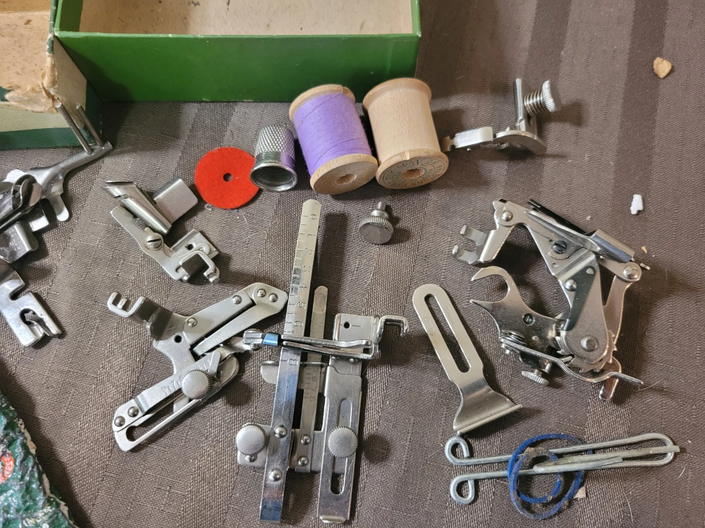 Singer 247 Sewing Machine with Sewing Accessory Kit - photo 4