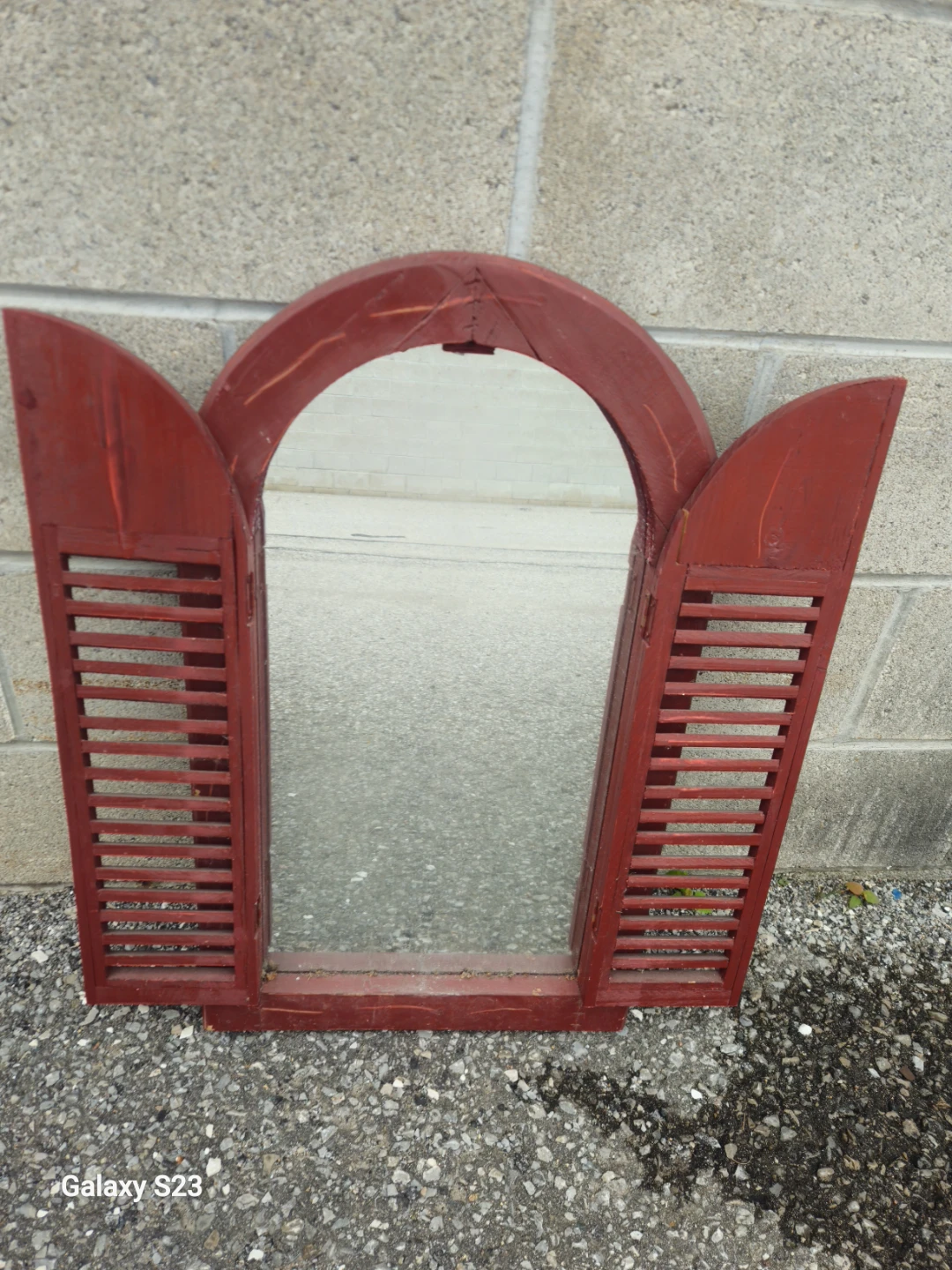 Red arch wall mirror with shutters - photo 2