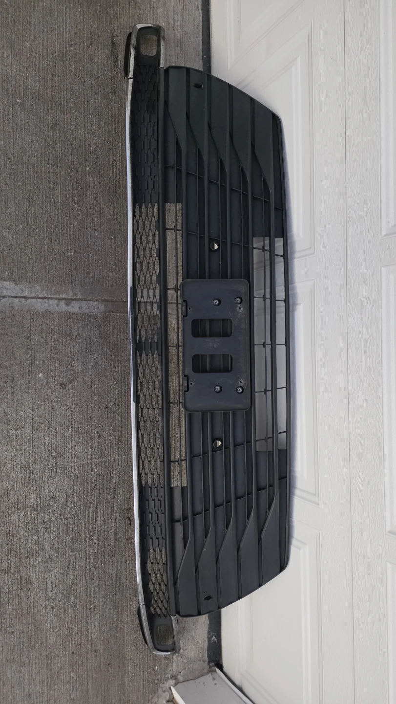 Toyota sieena  XLE 2024 FRONT Bumper Grille very good condition. - photo 3