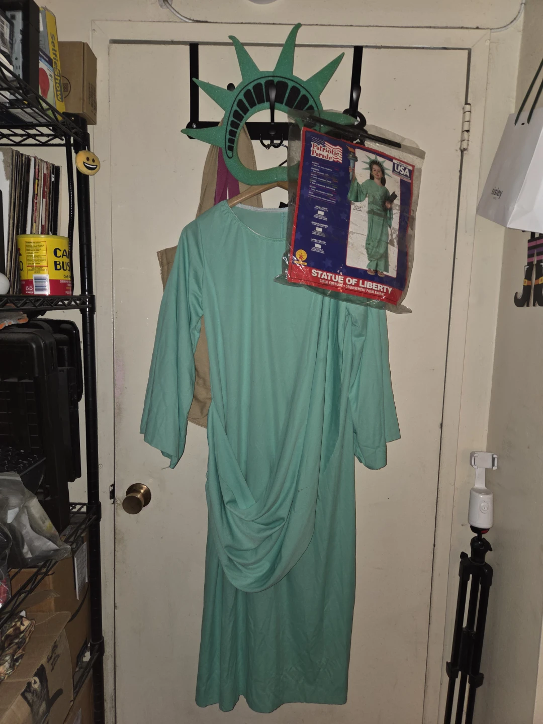 Statue Of Liberty Costume (Robe & Foam Crown) in a Kid's Large - photo 2