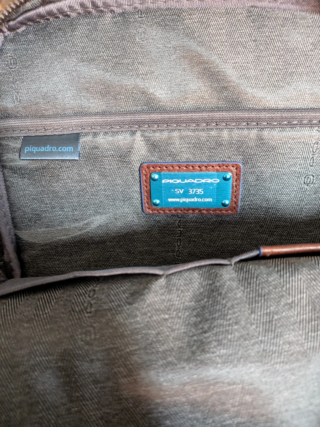 BNWT Piquadro Italian Leather Crossbody Bag – Brand New / Unisex - photo 4