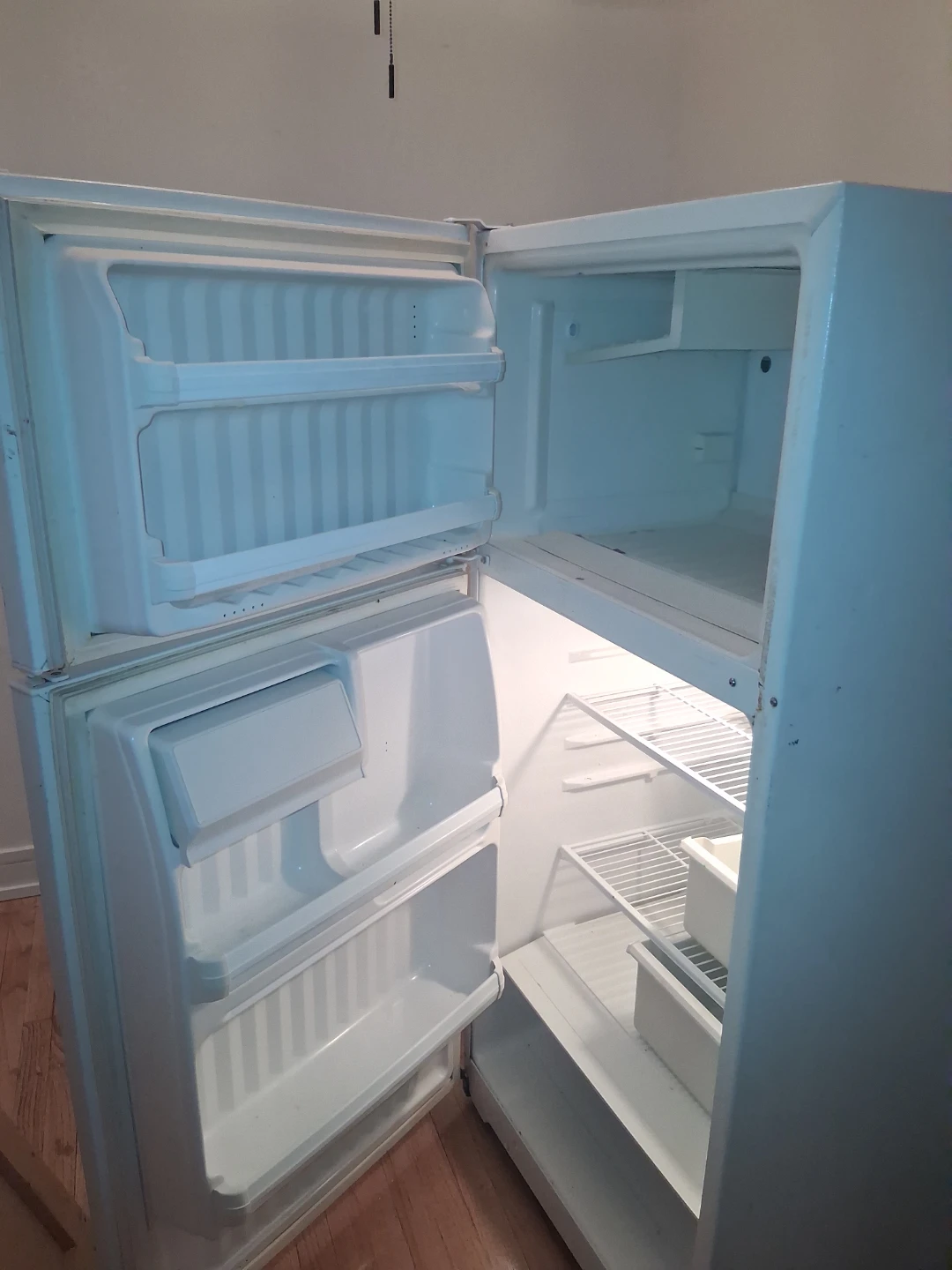 Frigidaire White Gas Range and fridge hot point - photo 2