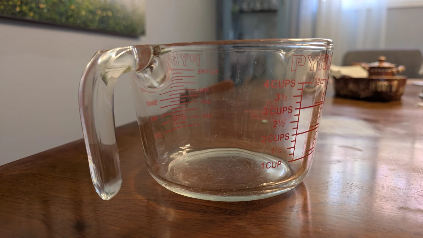 Vintage Pyrex 4 Cup Measuring Cup - photo 3
