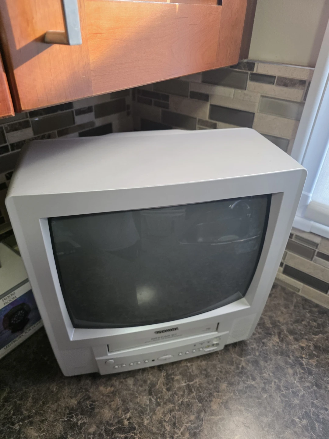 Toshiba MV13L2W TV/VCR Combination - photo 2