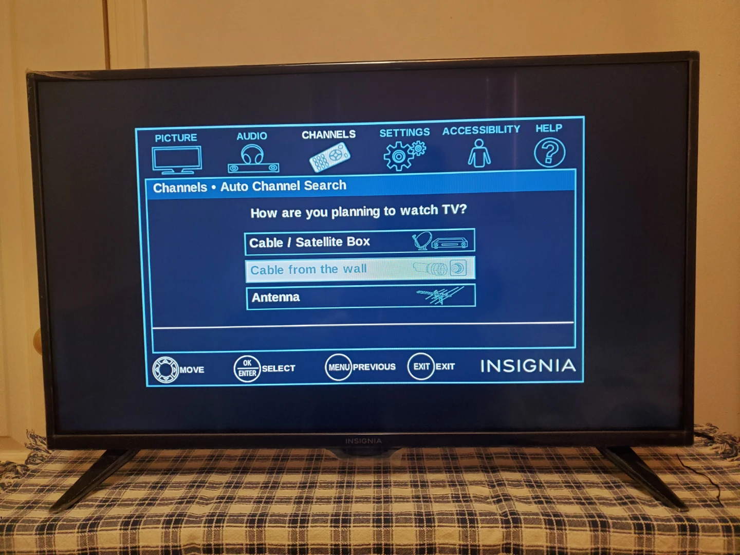 Insignia 32-inch 720p LED TV - photo 2