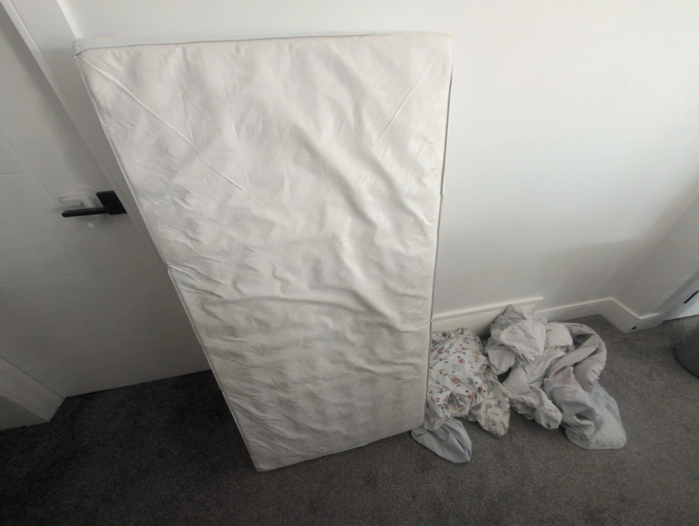 White Crib Mattress w/ 3x sheets & 3x protectors