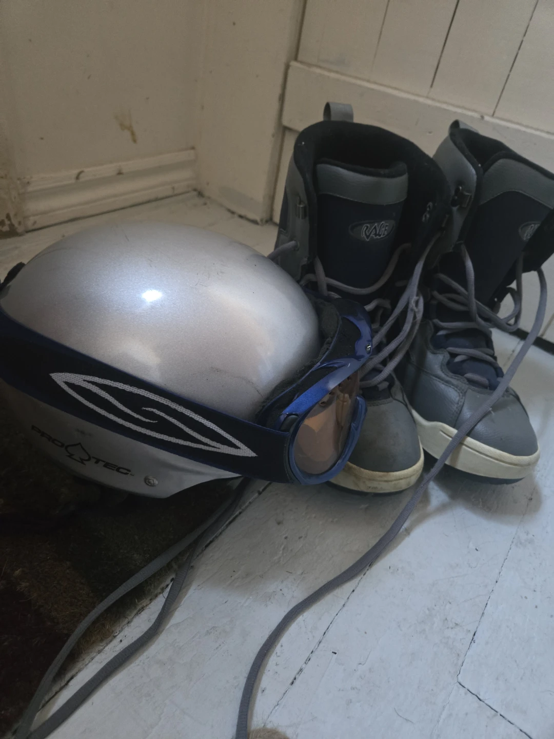 Limited Snowboard Set with Boots, Helmet, and Goggles - photo 5